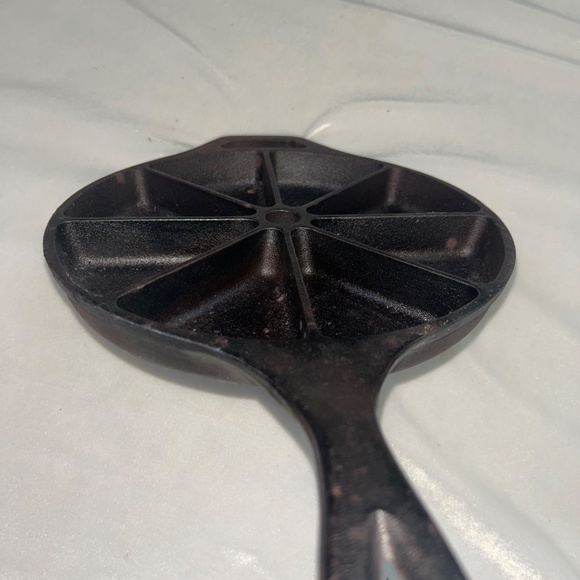 Lodge wedge skillet - Picture 2 of 6